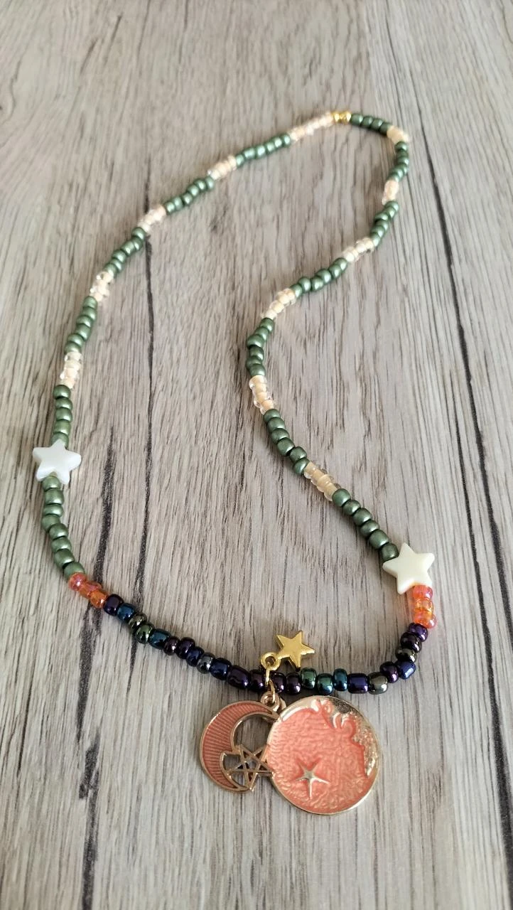 Collier à perles avec lune et étoiles